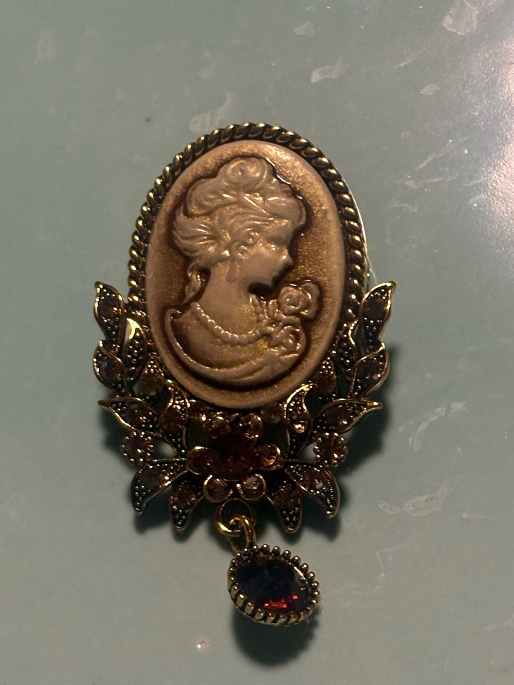 Vtg Ornate Gold Tone Left-Facing Lady Portrait Cameo Statement Dangle Brooch Pin